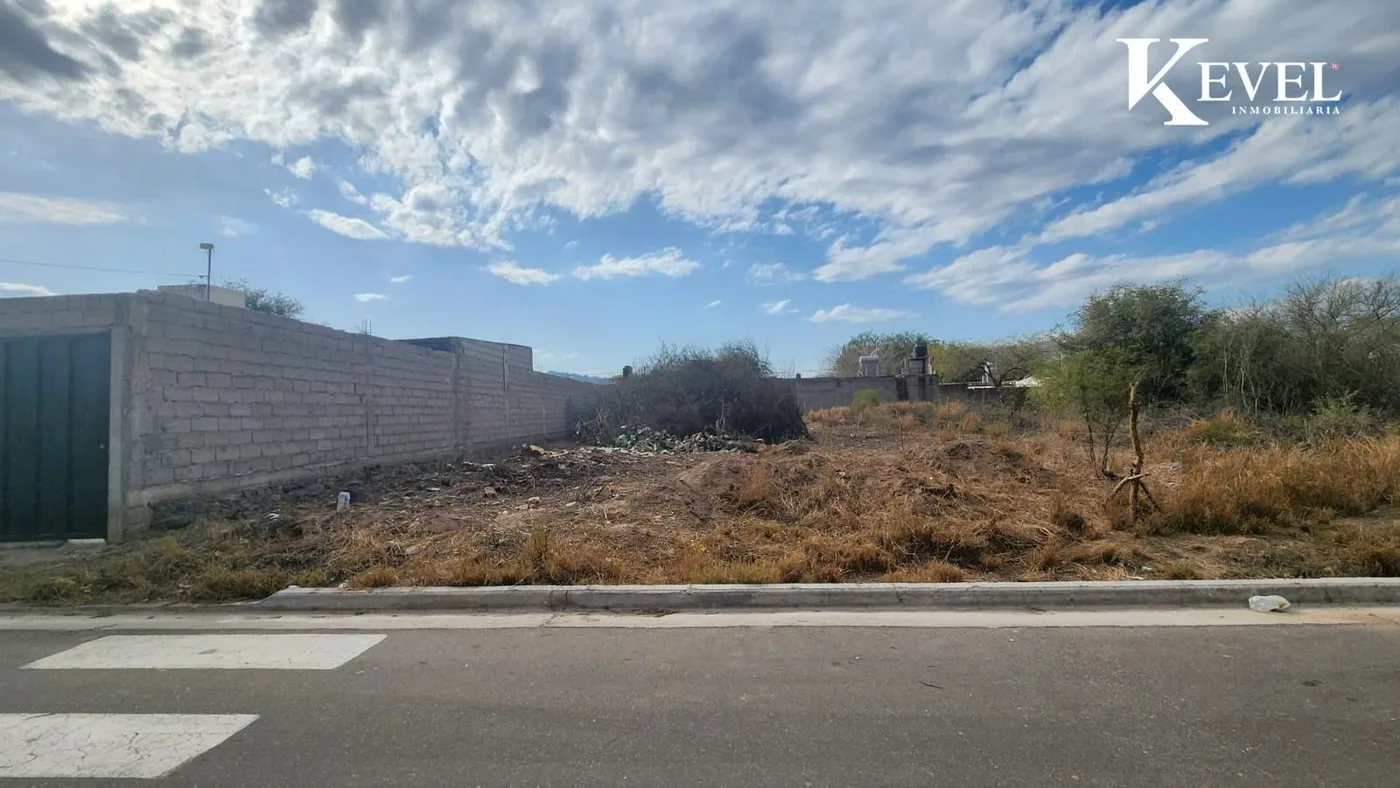 Lote con servicio de luz, agua, cloacas, c/cuneta y asfalto, titulos perfectos, foto 2