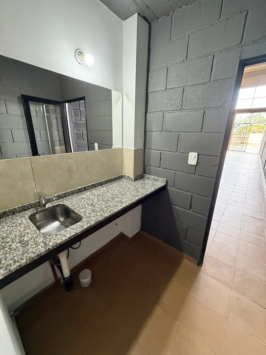 Local comercial sobre av. Guemes, foto 5