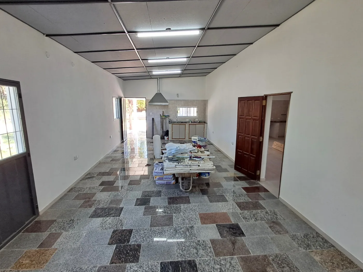 2 locales sobre ruta 1 con pileta y quincho, lista para escriturar, foto 3