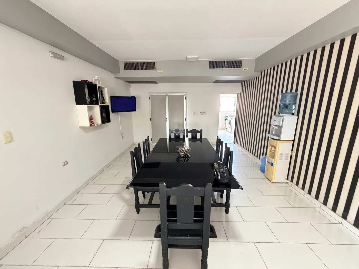 Importante casa de 4 dormitorios sobre av. Illia, foto 3