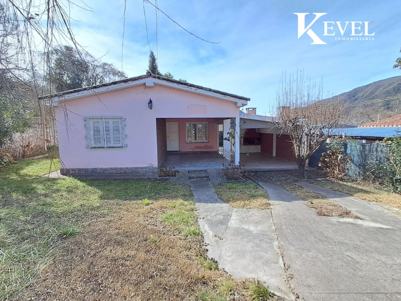 Casa en el rodeo de 2 dormitorios, galeria con asador y cochera