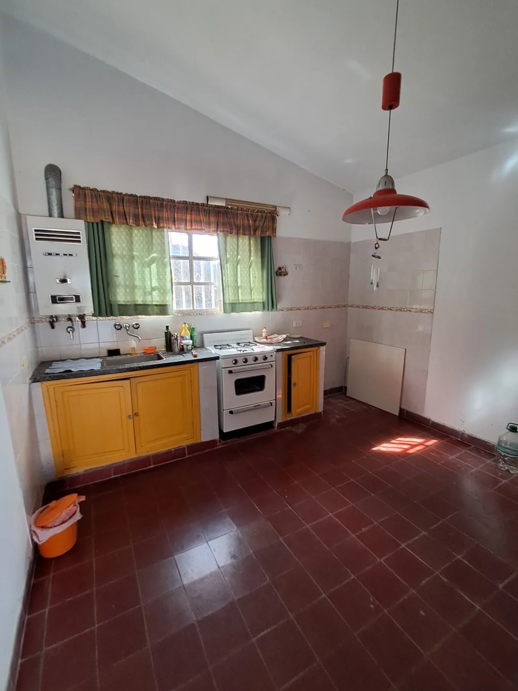 Casa en el rodeo de 2 dormitorios, galeria con asador y cochera, foto 2