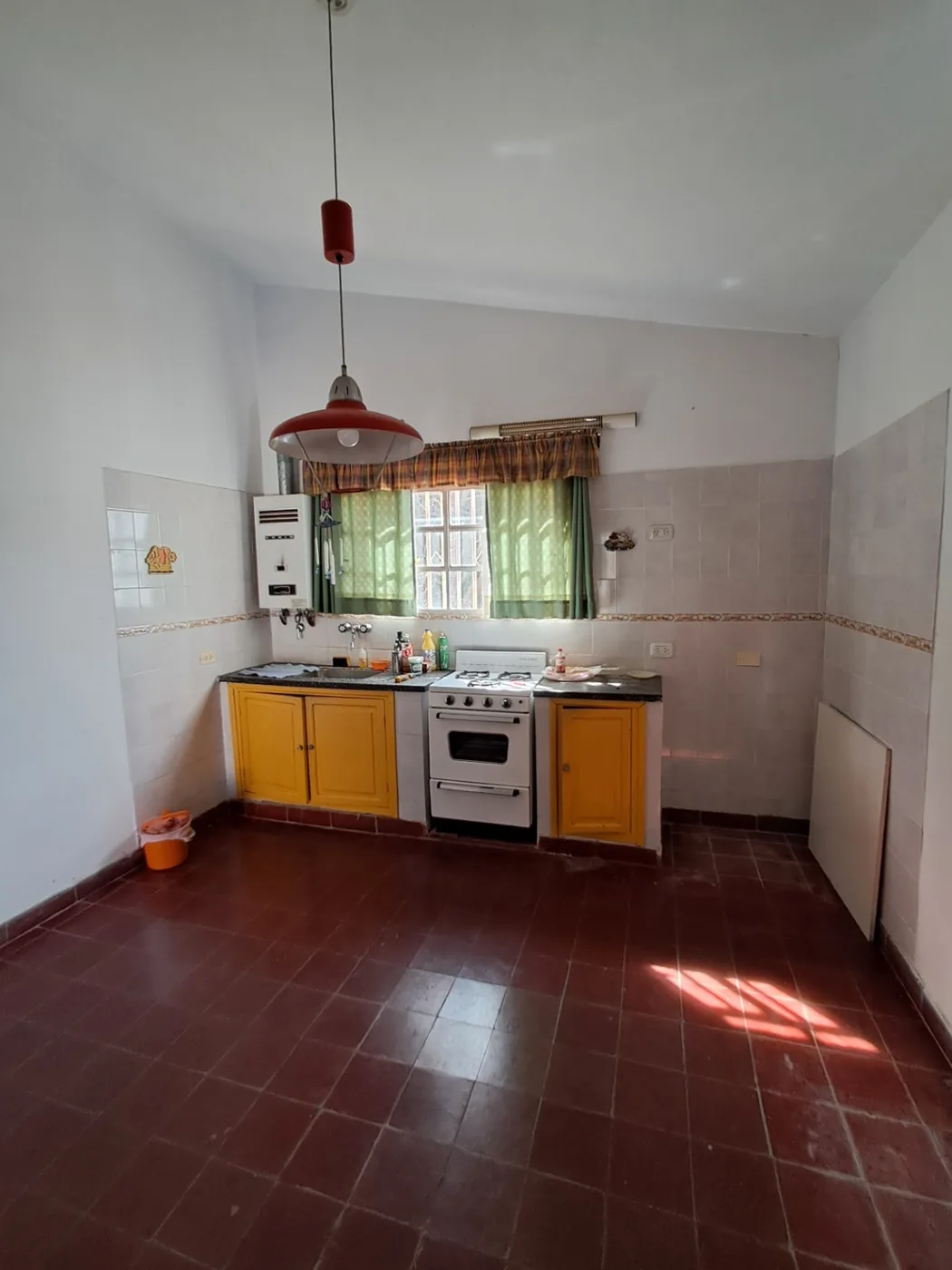 Casa en el rodeo de 2 dormitorios, galeria con asador y cochera, foto 3