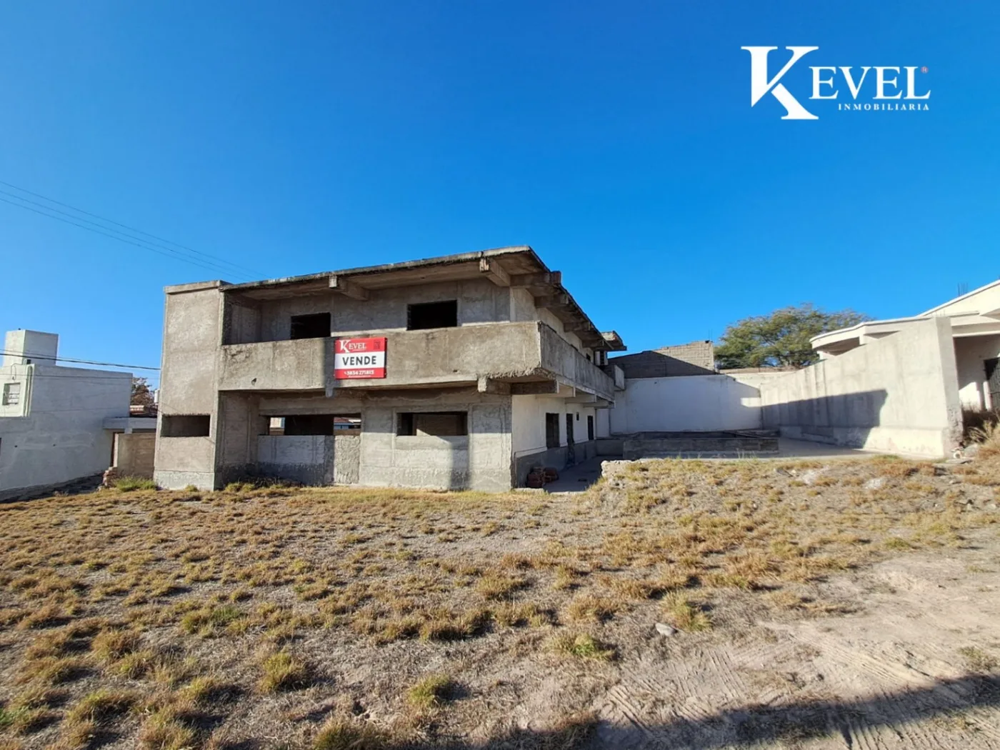 Importante propiedad esquina de 5 dormitorios, 3 baños y pileta