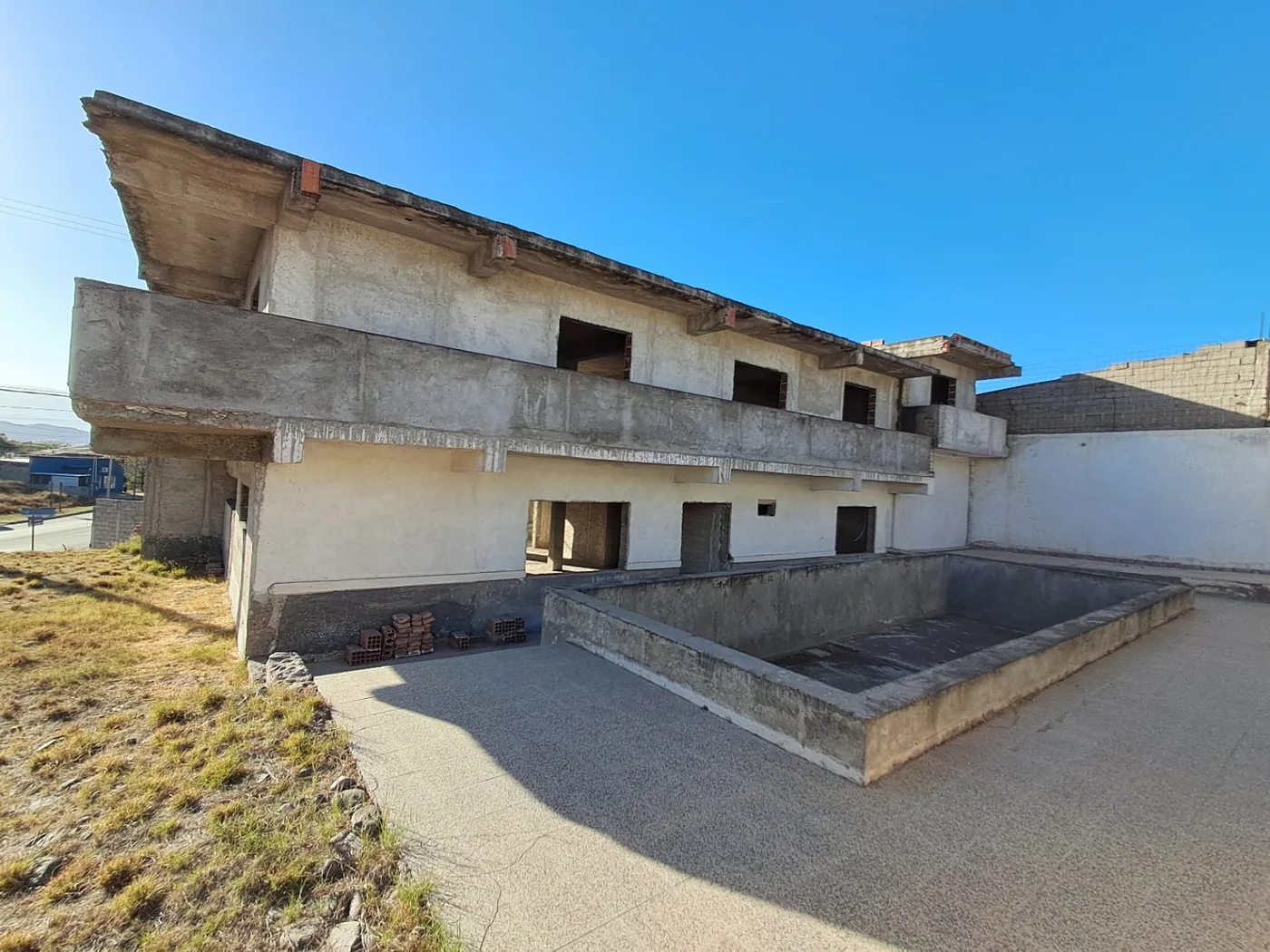 Importante propiedad esquina de 5 dormitorios, 3 baños y pileta, foto 3