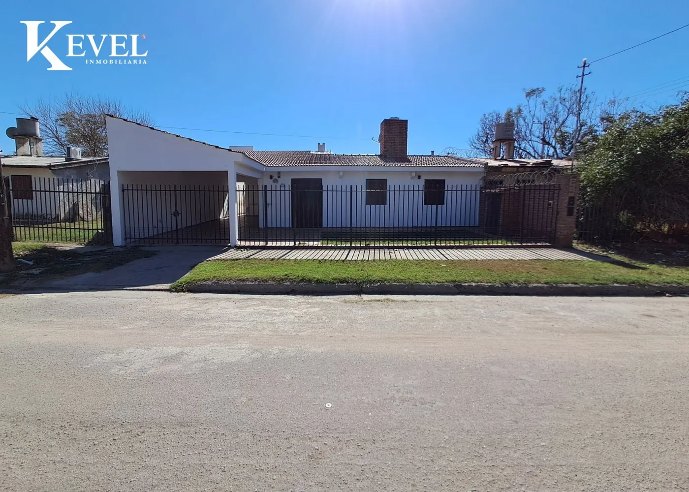 Casa de 4 dormitorios y quincho cerrado con asador