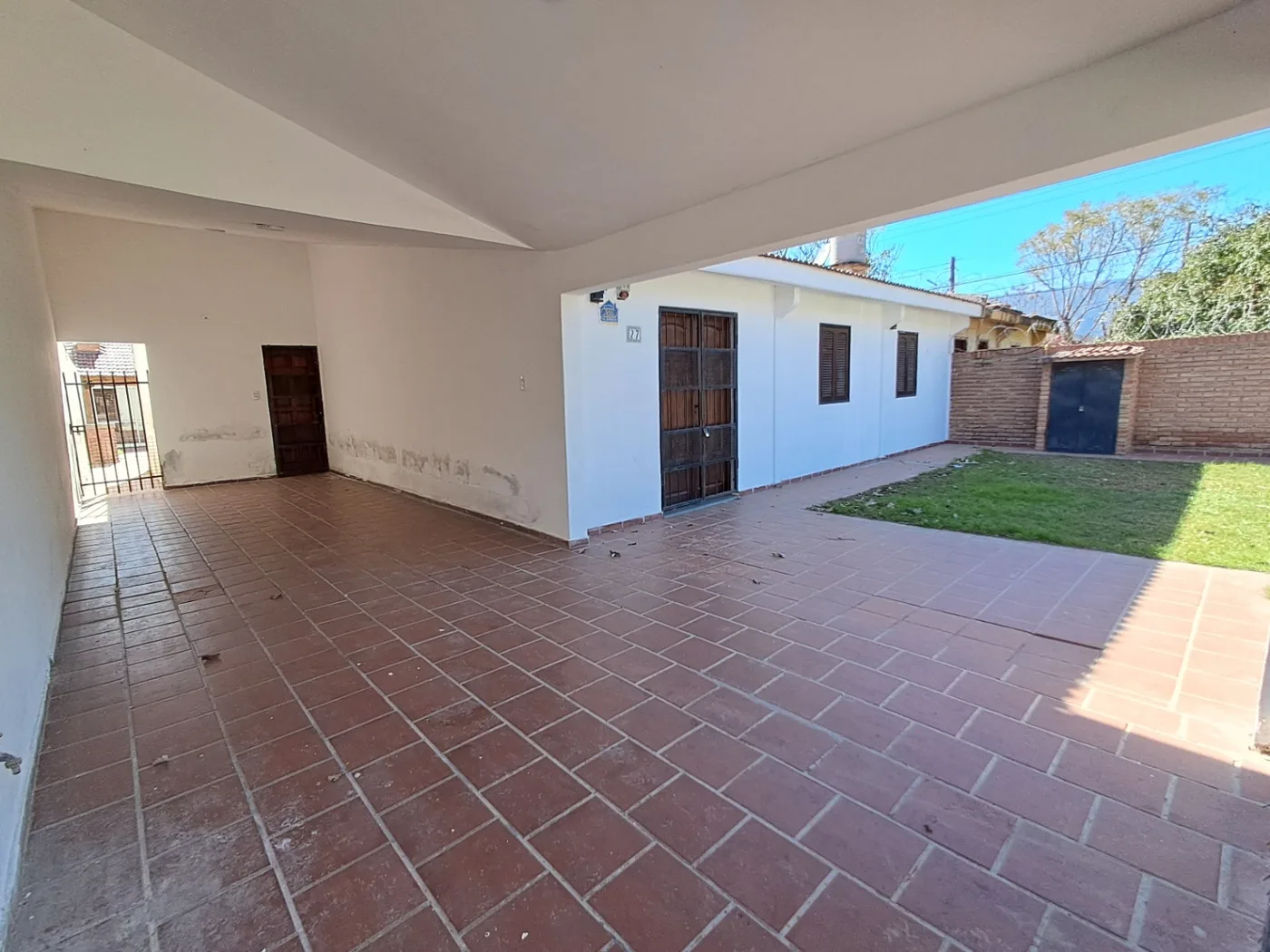Casa de 4 dormitorios y quincho cerrado con asador, foto 2