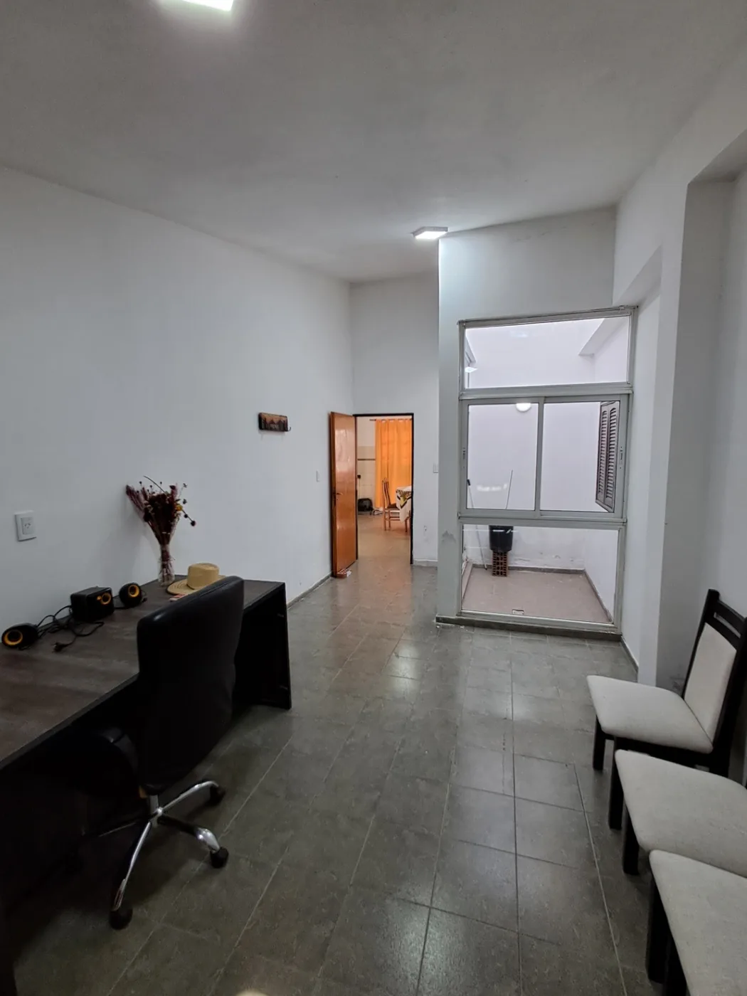 Casa de 4 dormitorios y quincho cerrado con asador, foto 3