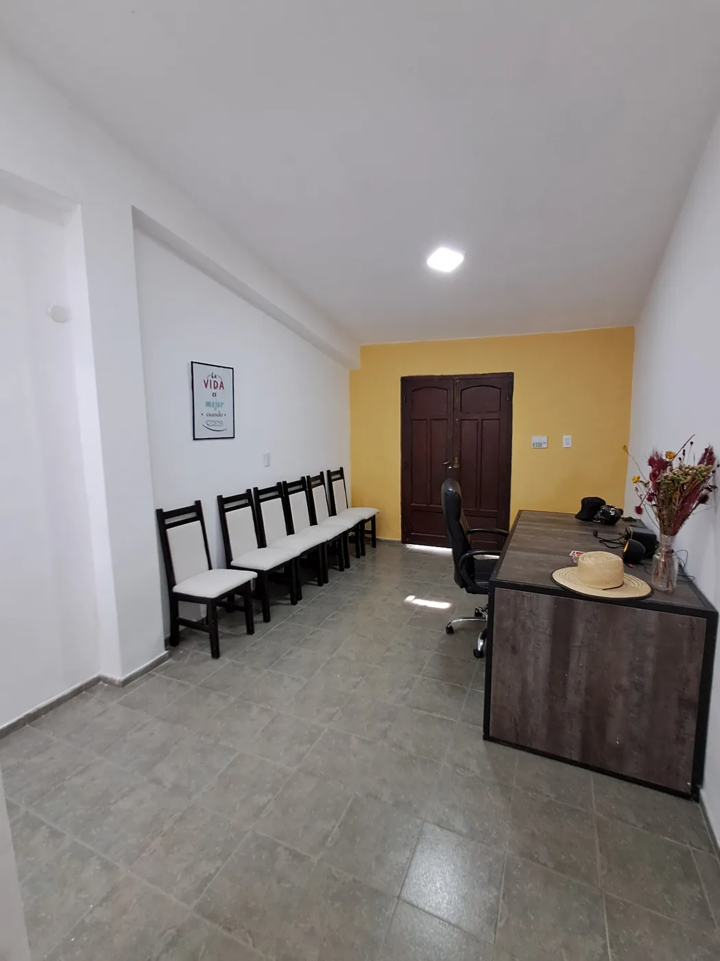Casa de 4 dormitorios y quincho cerrado con asador, foto 4
