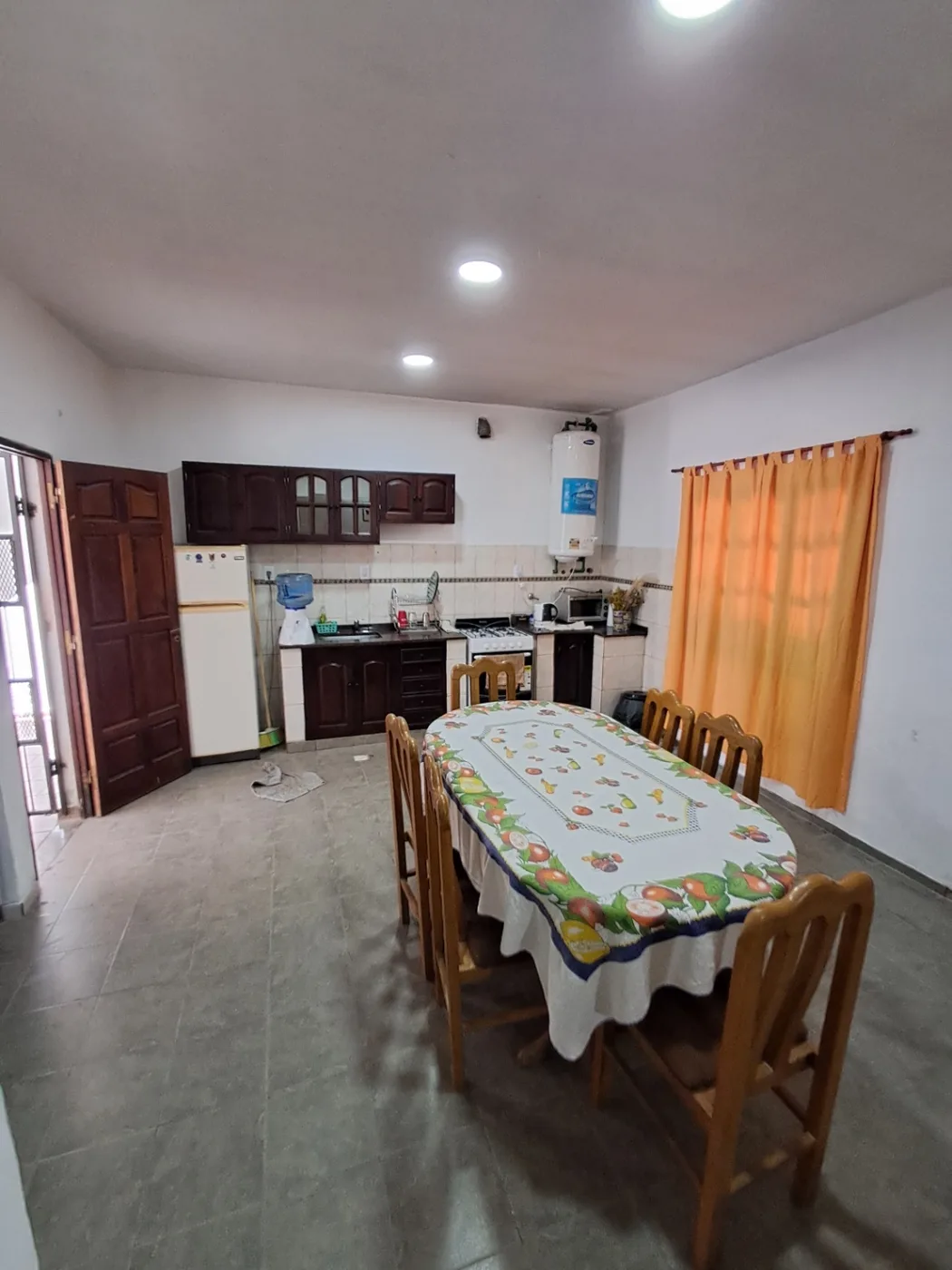Casa de 4 dormitorios y quincho cerrado con asador, foto 5