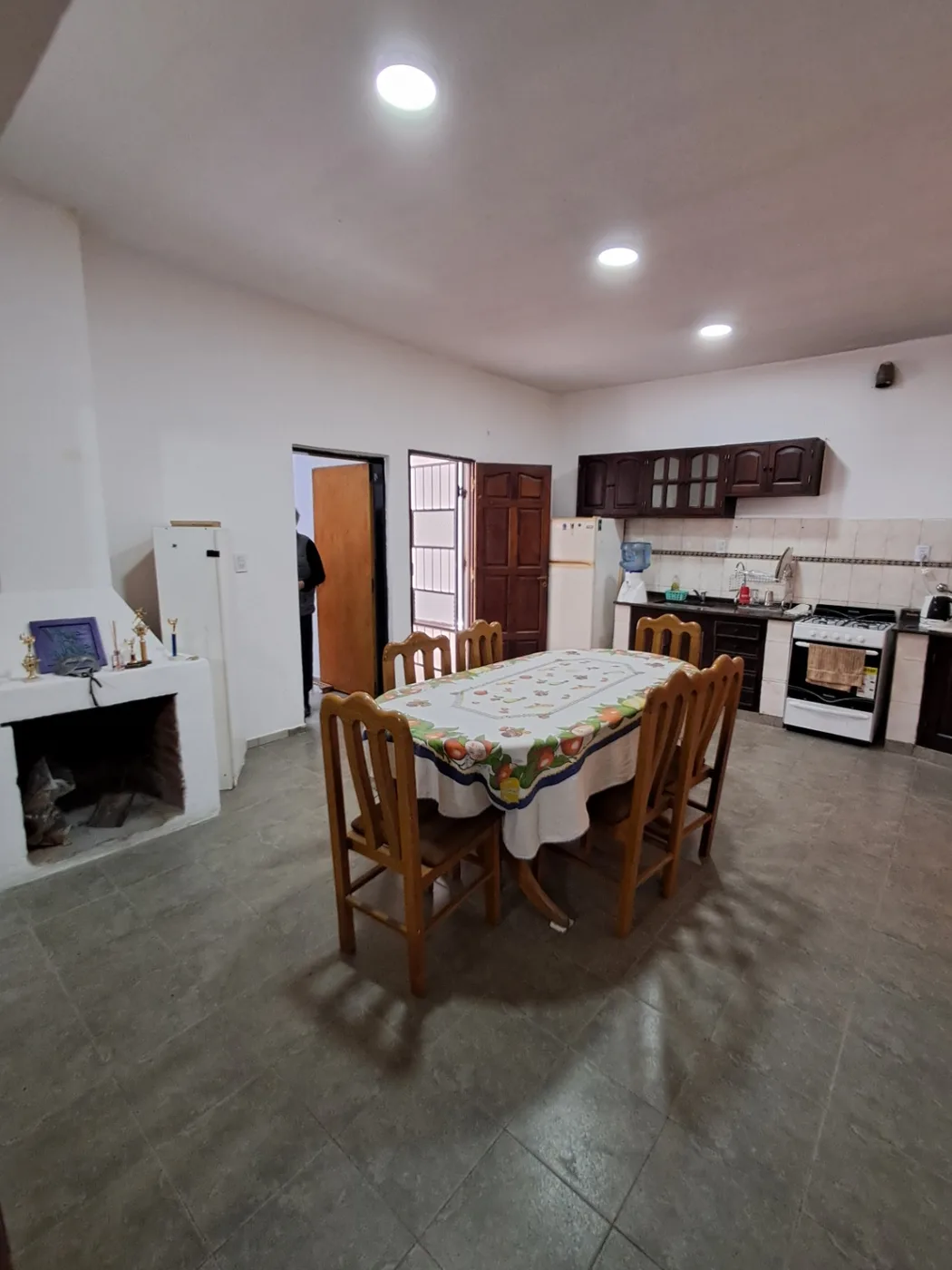 Casa de 4 dormitorios y quincho cerrado con asador, foto 6