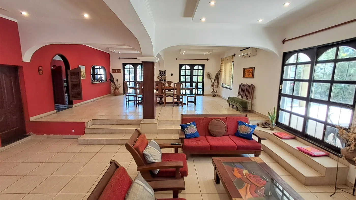 Casa en venta de 5 dormitorios c/ cochera, foto 2