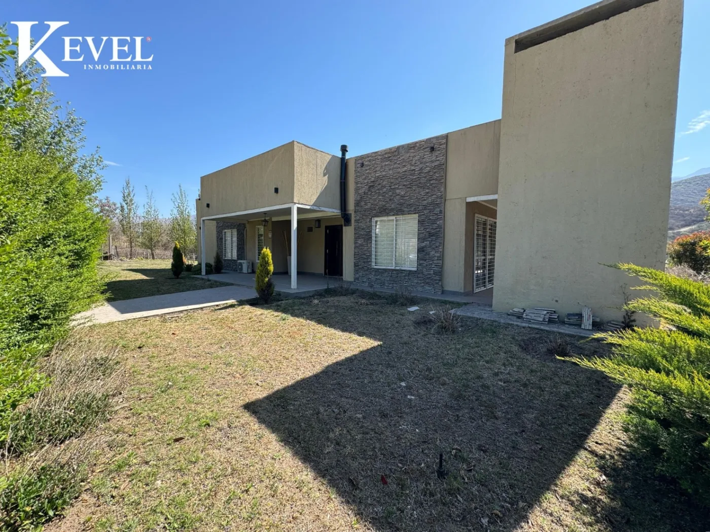 Casa parquizada en el rodeo, 2285 m² de lote, primer nivel de construccion