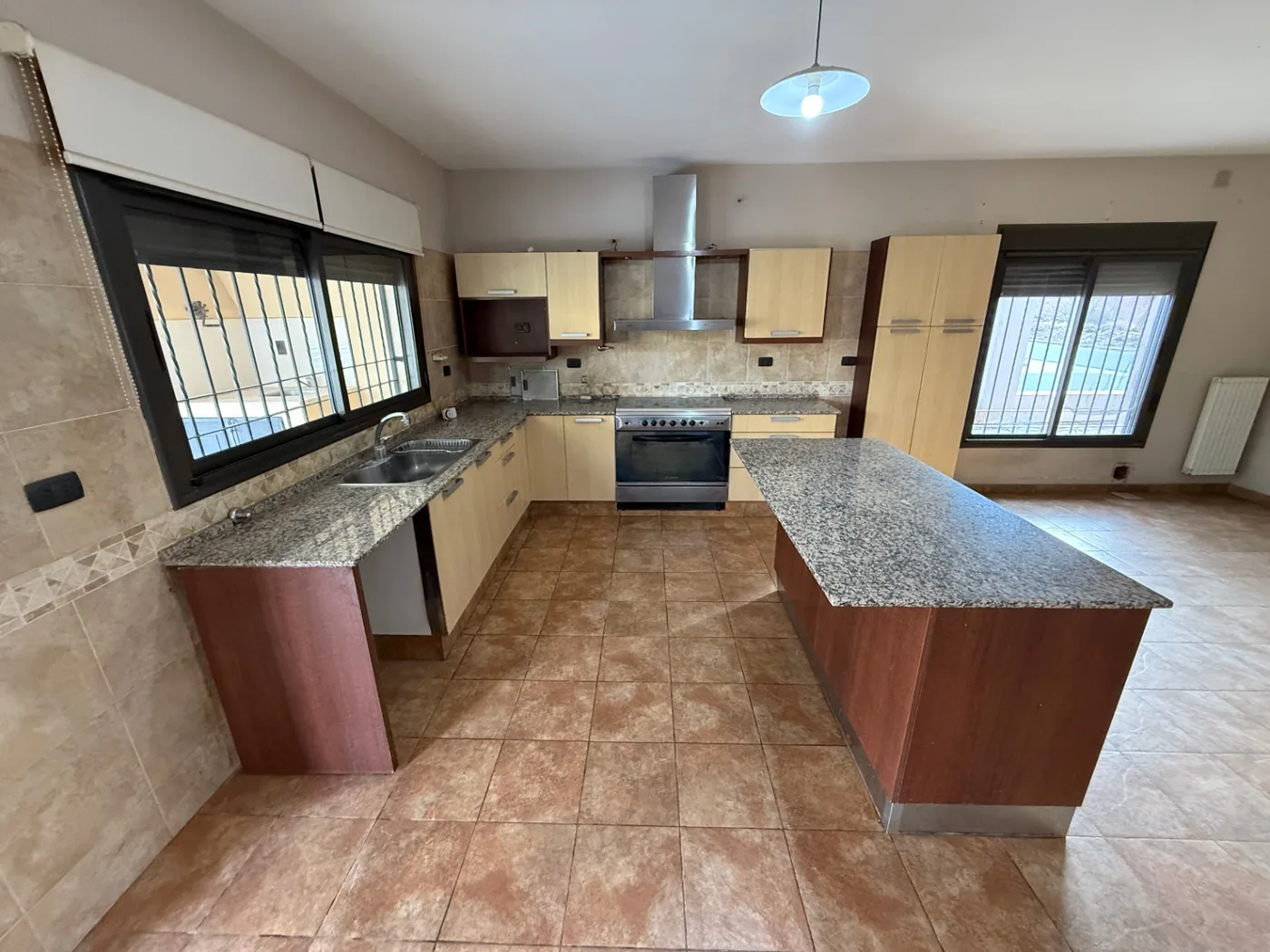 Casa zona del predio de 3 dormitorios con pileta