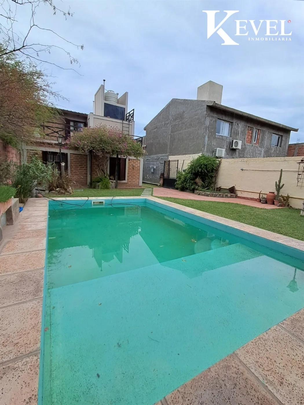 Casa de primer nivel con pileta, zona predio ferial