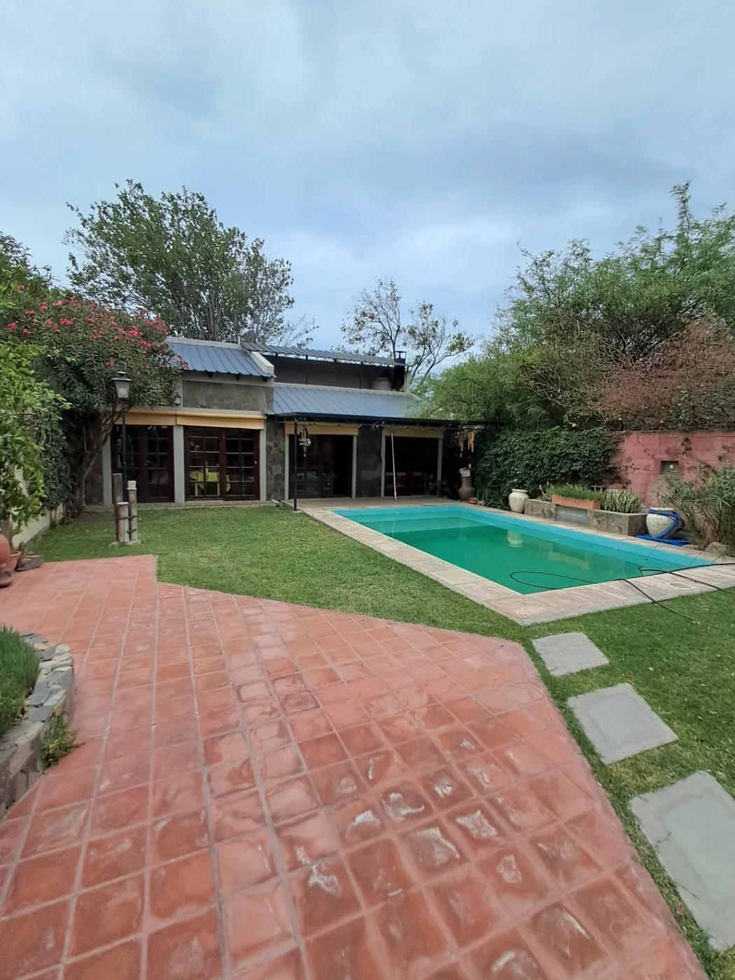 Casa de primer nivel con pileta, zona predio ferial, foto 2