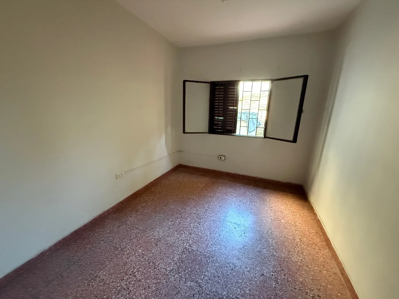 2 casas a 100m de av. Illia