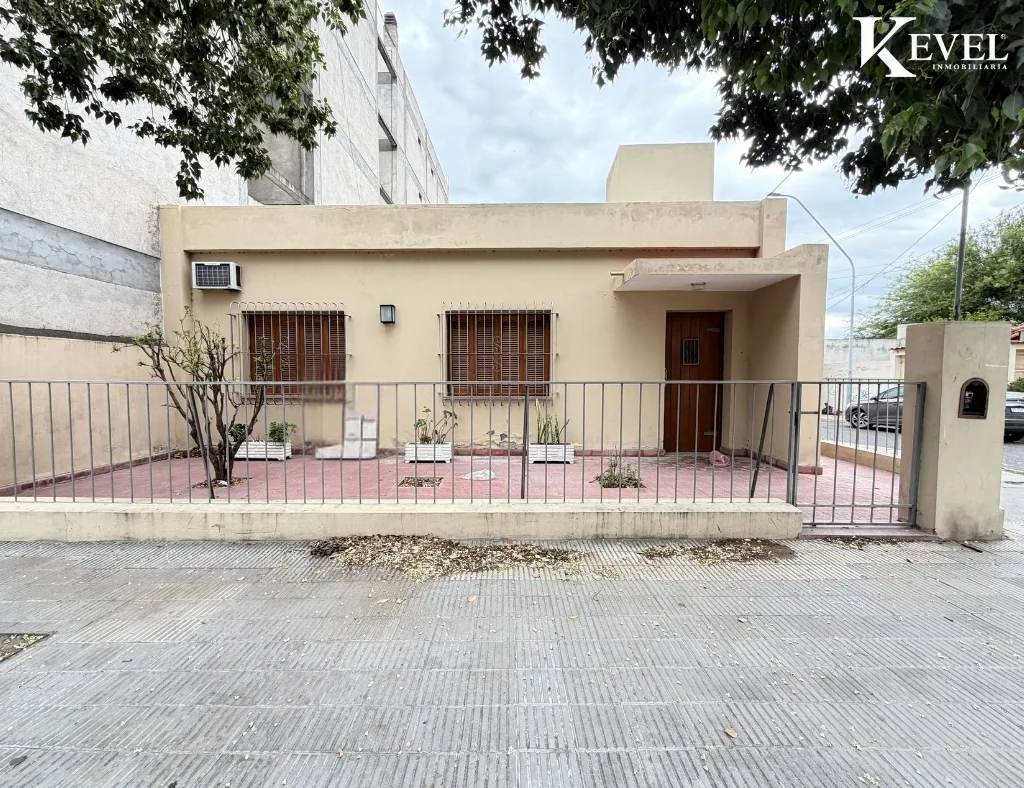 Casa sobre av. Virgen del valle