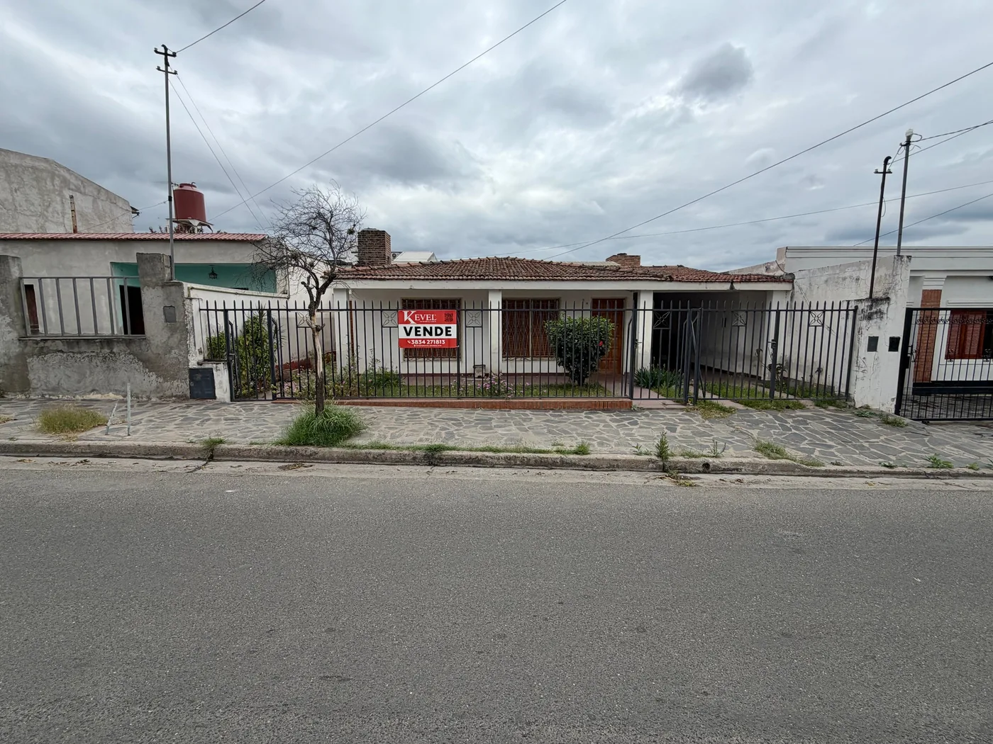 Casa de 4 dormitorios con cochera y patio. Titulos perfectos