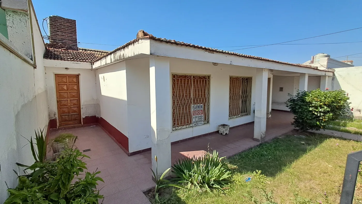 Casa de 4 dormitorios con cochera y patio. Titulos perfectos, foto 2