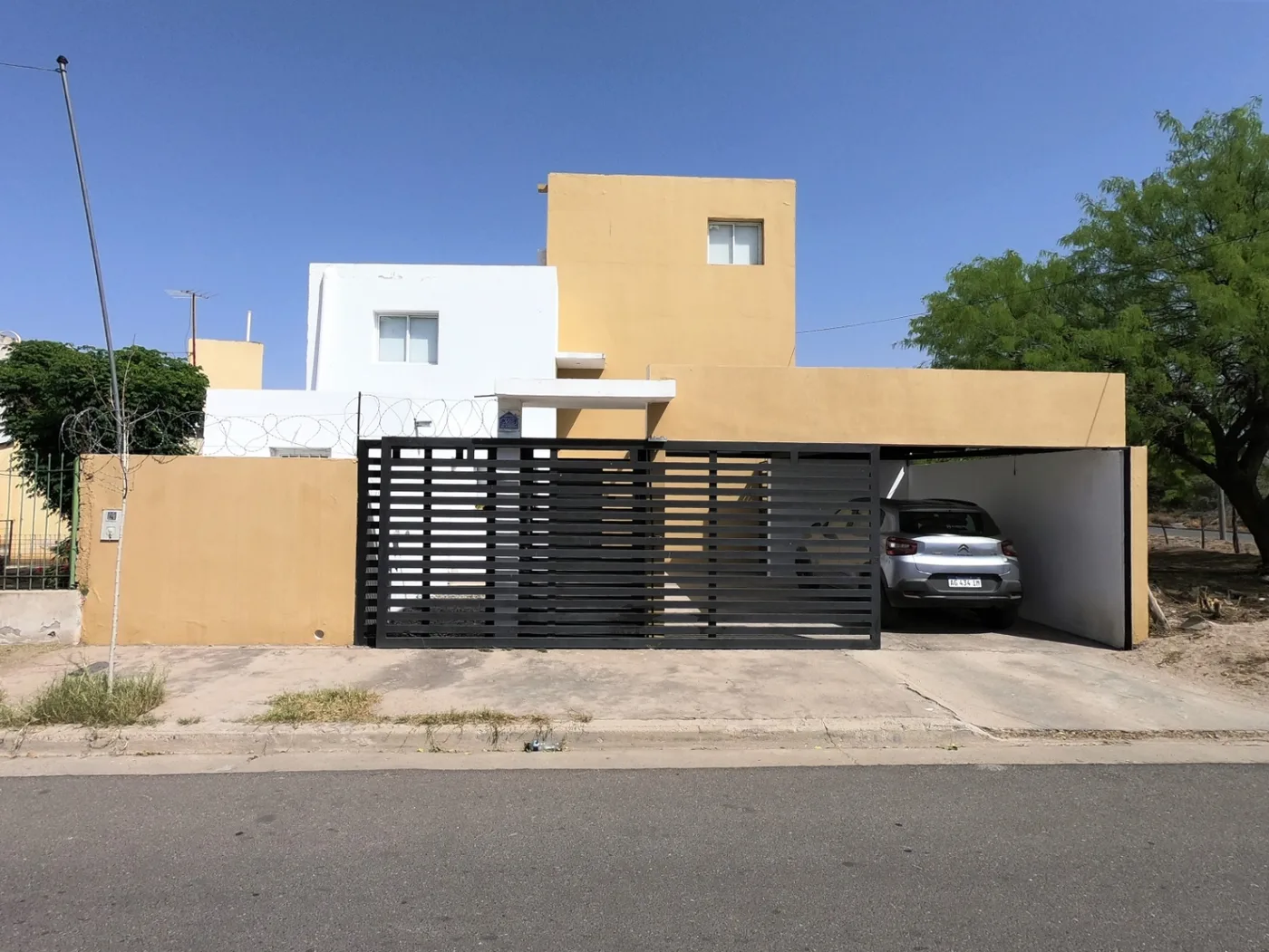 Casa de 3 dormitorios, patio amplio y cochera zona predio ferial