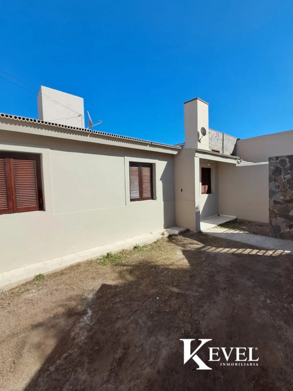 Casa de 3 dormitorios, patio, pileta y cochera