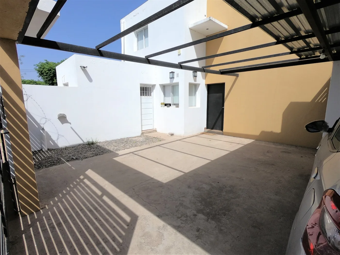 Casa de 3 dormitorios, patio amplio y cochera zona predio ferial, foto 2