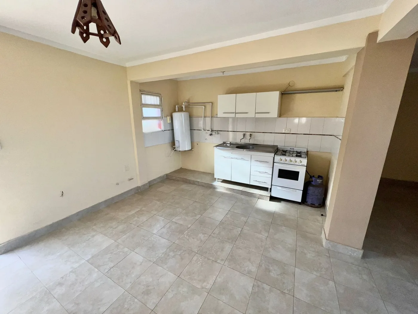 Departamento de 2 dormitorios, cocina comedor y baño, ubicado en zona oeste, foto 2