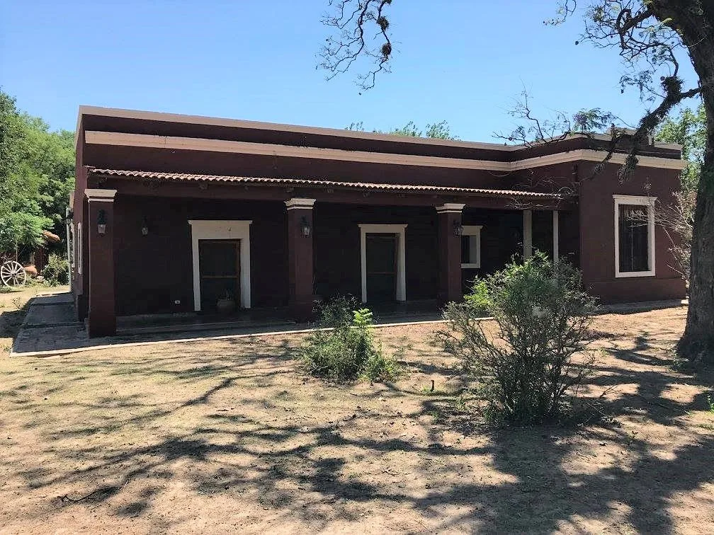 Casa quinta de 2 dormitorios con pileta, establo y quincho