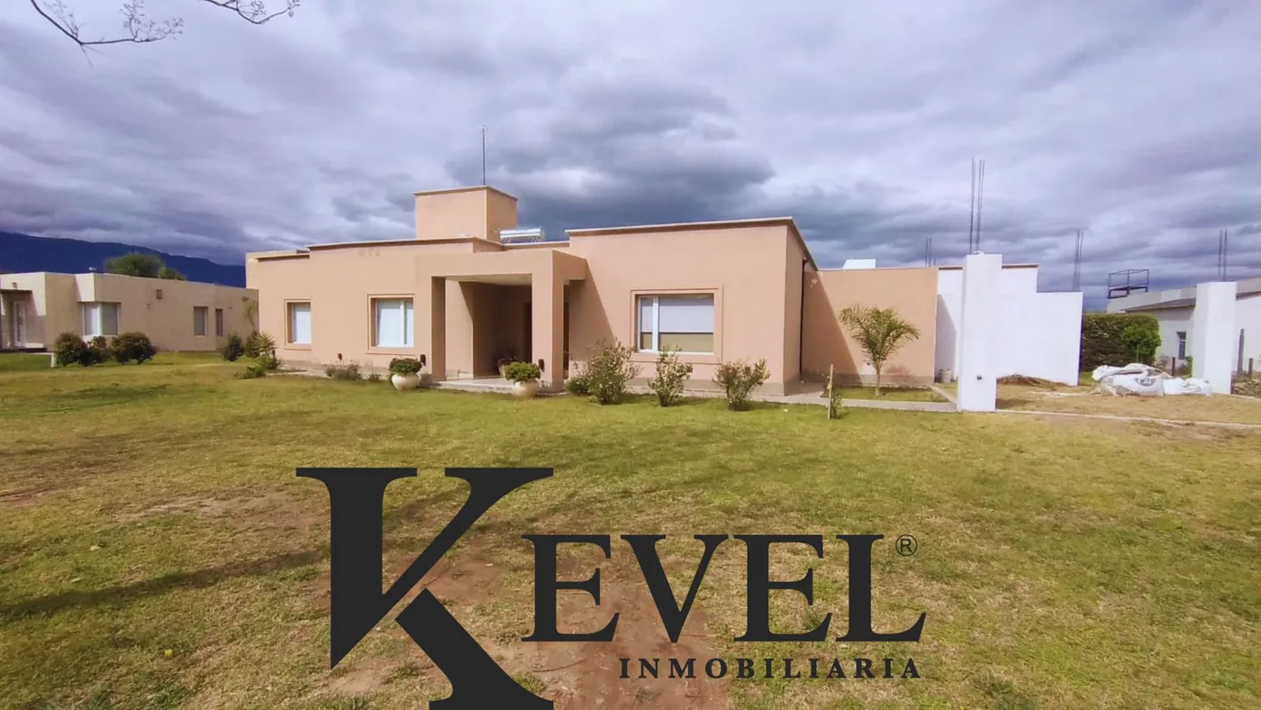 Casa de 4 dormitorios nivel ejecutivo con pileta