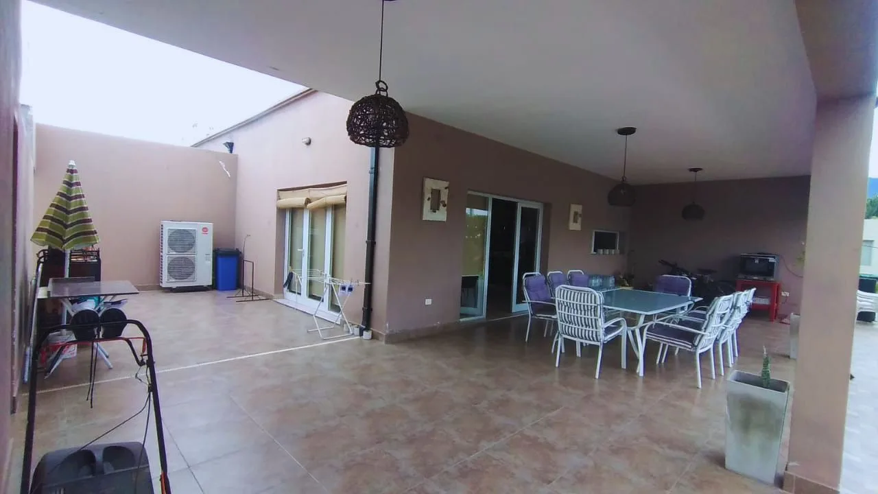 Casa de 4 dormitorios nivel ejecutivo con pileta, foto 2