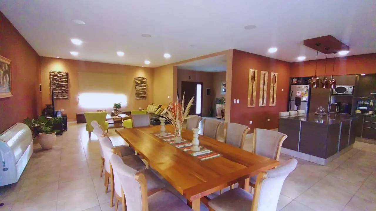 Casa de 4 dormitorios nivel ejecutivo con pileta, foto 3