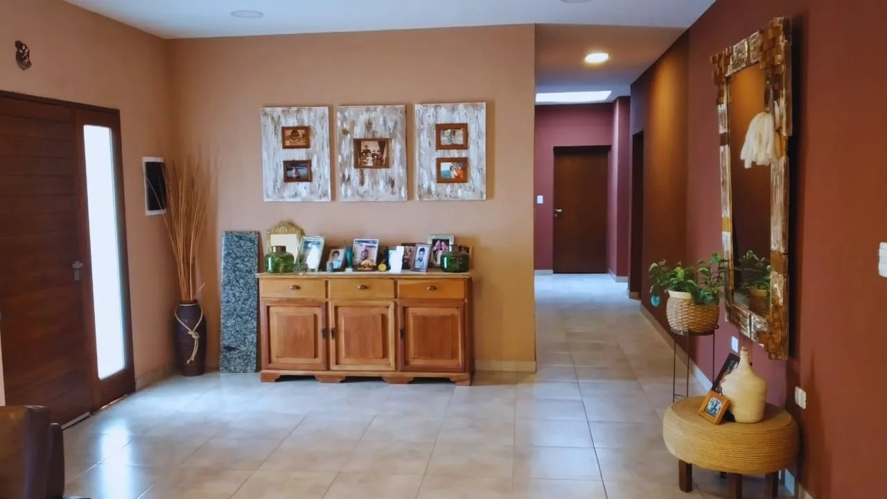 Casa de 4 dormitorios nivel ejecutivo con pileta, foto 6