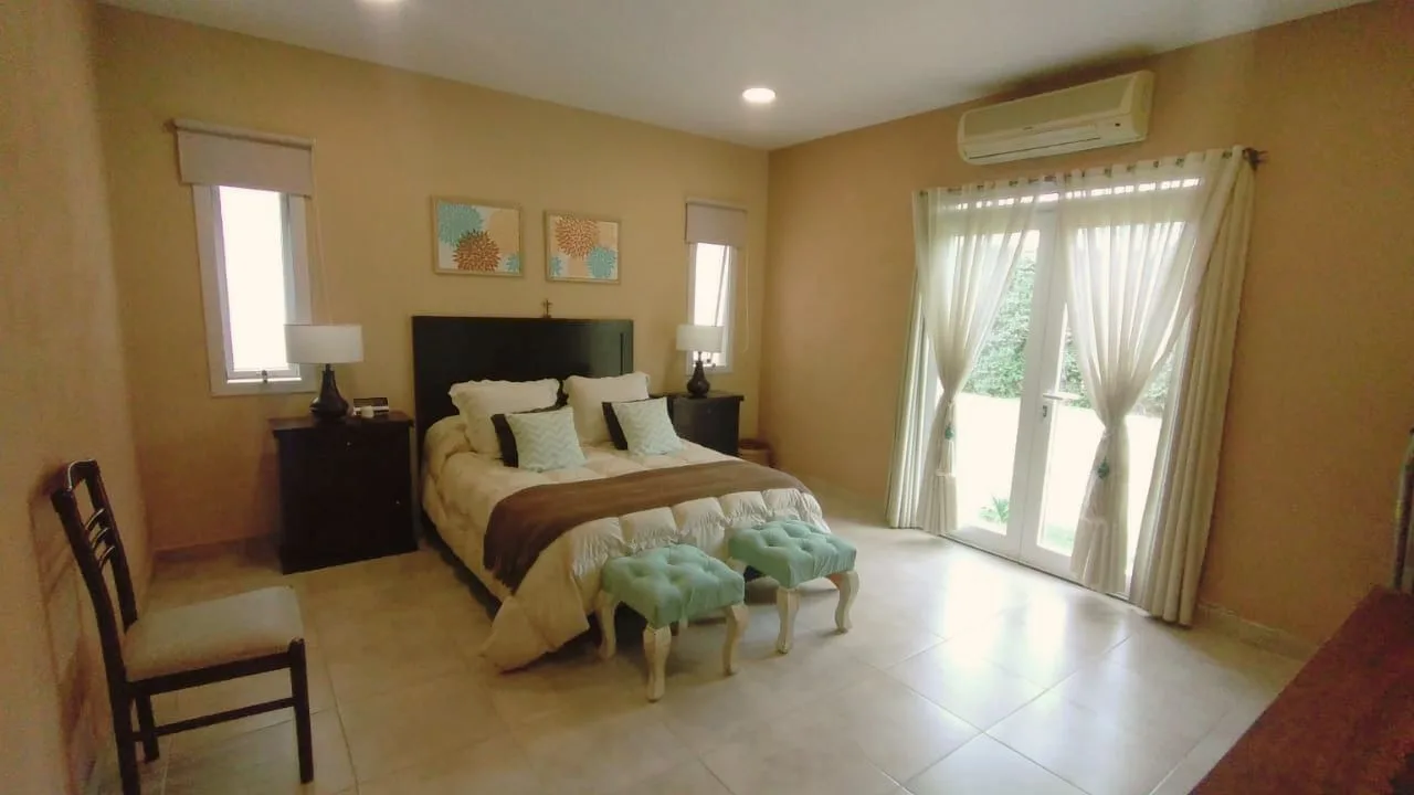 Casa de 4 dormitorios nivel ejecutivo con pileta, foto 7