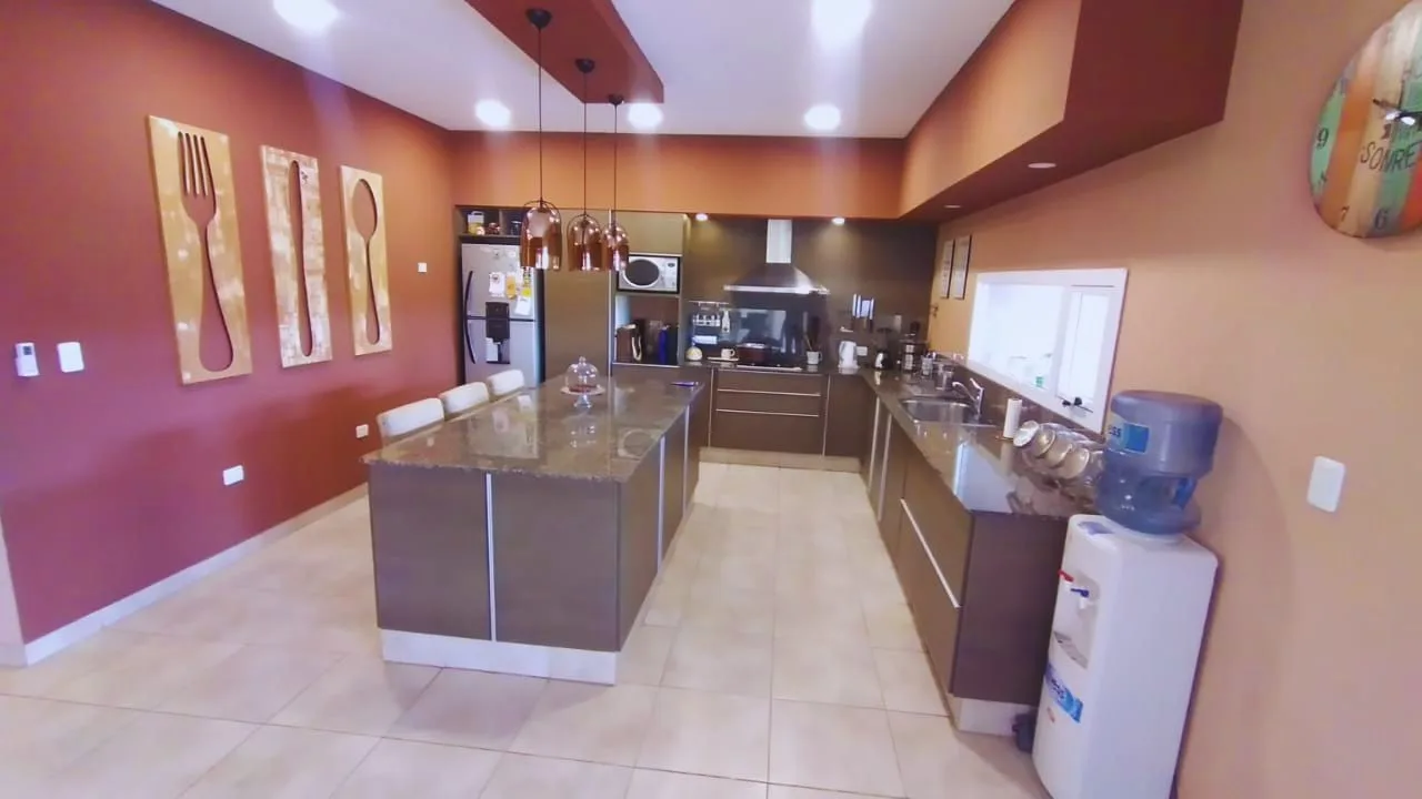 Casa de 4 dormitorios nivel ejecutivo con pileta, foto 9