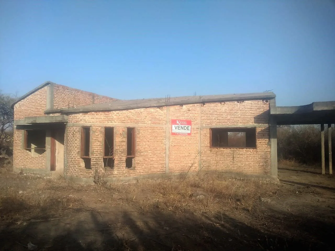 Casa de 4 dormitorios sin terminar., foto 1