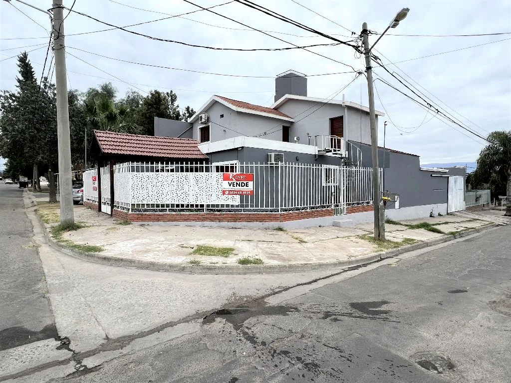 Casa de 3 dormitorios y departamento de 2 dormitorios