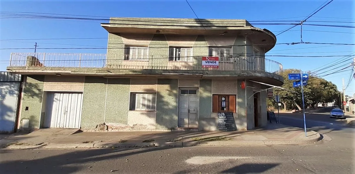 Esquina con locales comerciales y cada de 4 dormitorios, foto 2