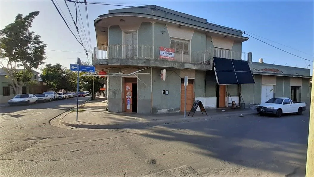 Esquina con locales comerciales y cada de 4 dormitorios, foto 3